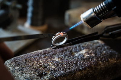 廢棄工廠中的珠寶首飾 攝圖新視界的創新開發與銷售策略